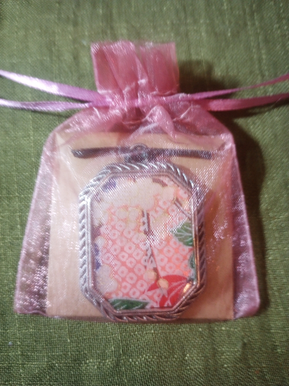 Handmade Floral Pattern Pendant Necklace - Picture 4 of 4